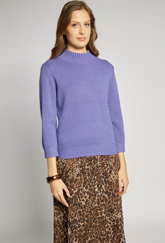Sweter z ozdobną agrafką