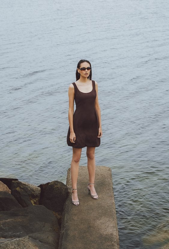 Sukienka ze ściągaczem na dole