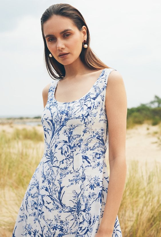 Sukienka ze ściągaczem na dole