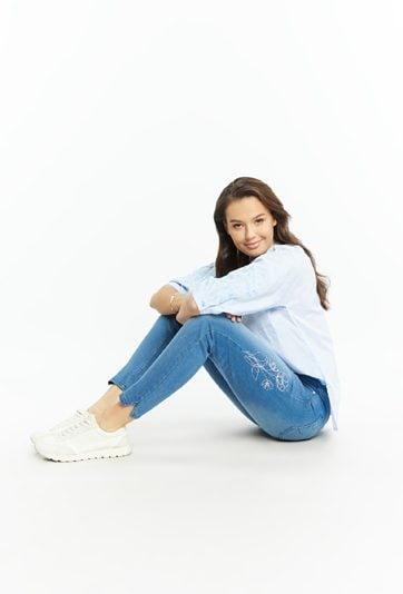 Jeansy o dopasowanym kroju