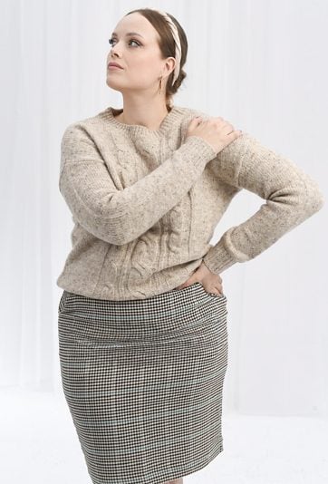 Sweter damski z delikatnym splotem