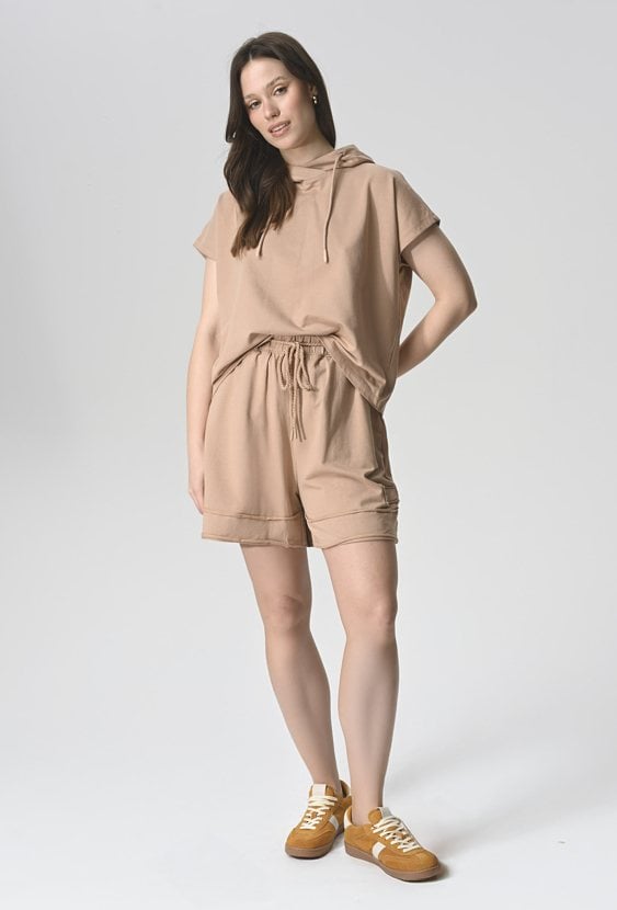 Bawełniane szorty w beżowym kolorze
