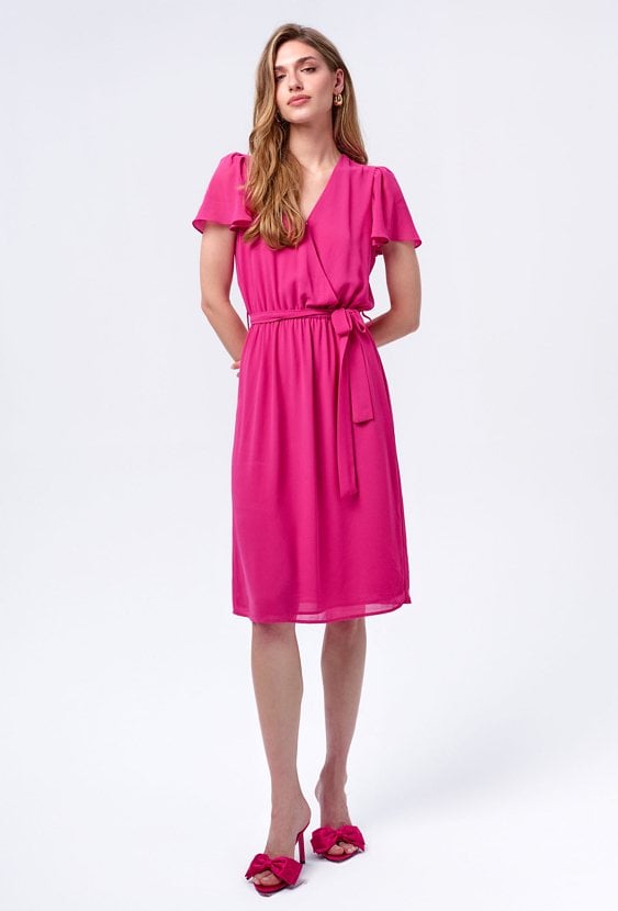 Różowa sukienka z falbaną na rękawie