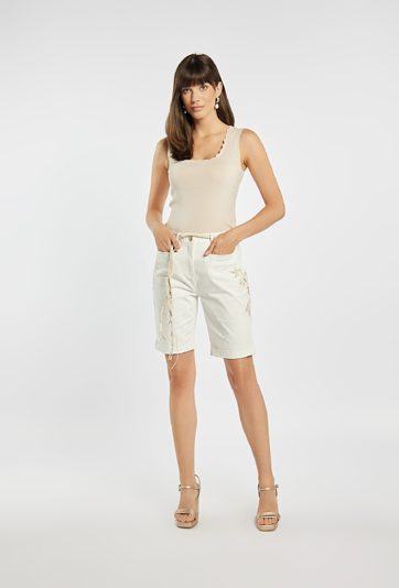 Spodenki z kwiatowym haftem