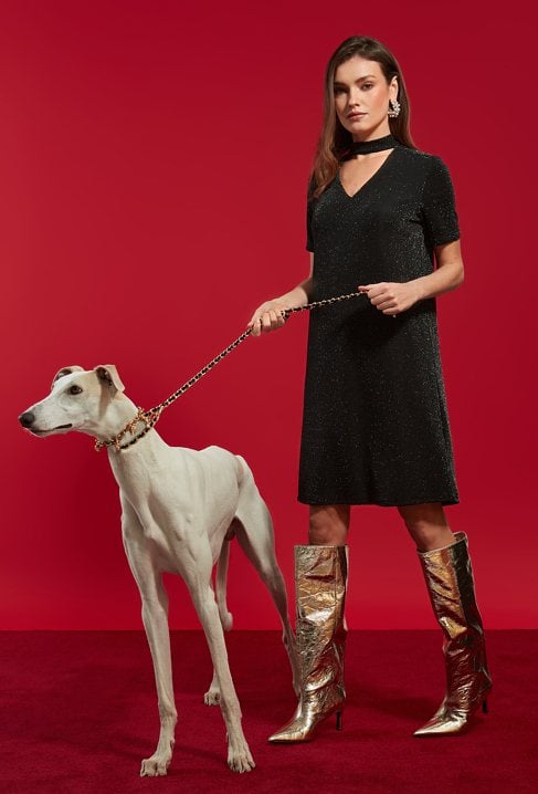 Połyskująca sukienka ze stójką