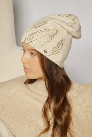 Czapka z wzorem piór