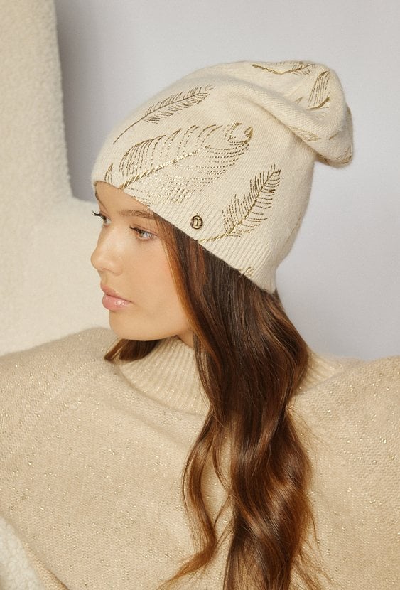 Czapka z wzorem piór