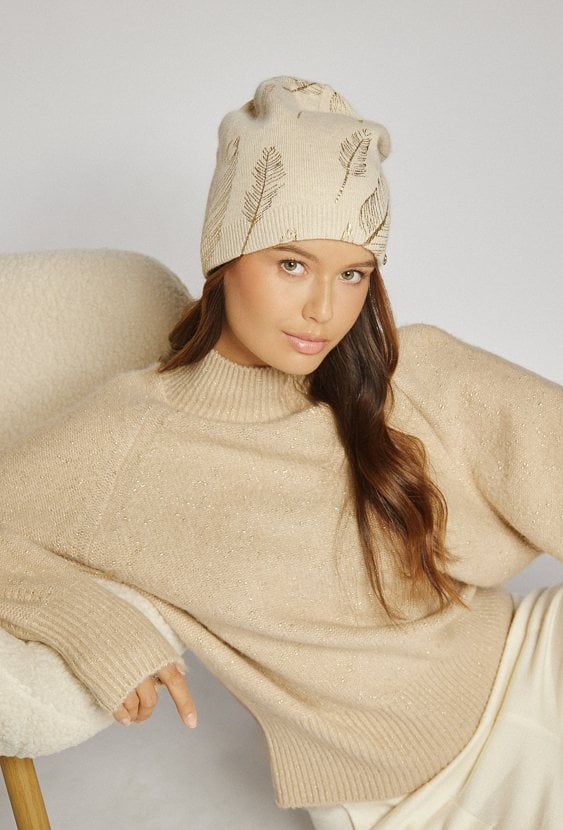 Czapka z wzorem piór