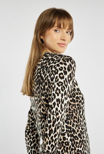 Sweter w zwierzęcy print