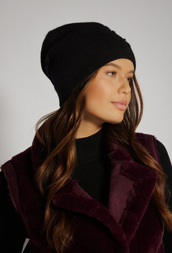 Czapka damska ze zdobieniem