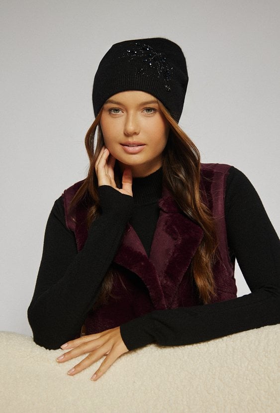 Czapka damska ze zdobieniem