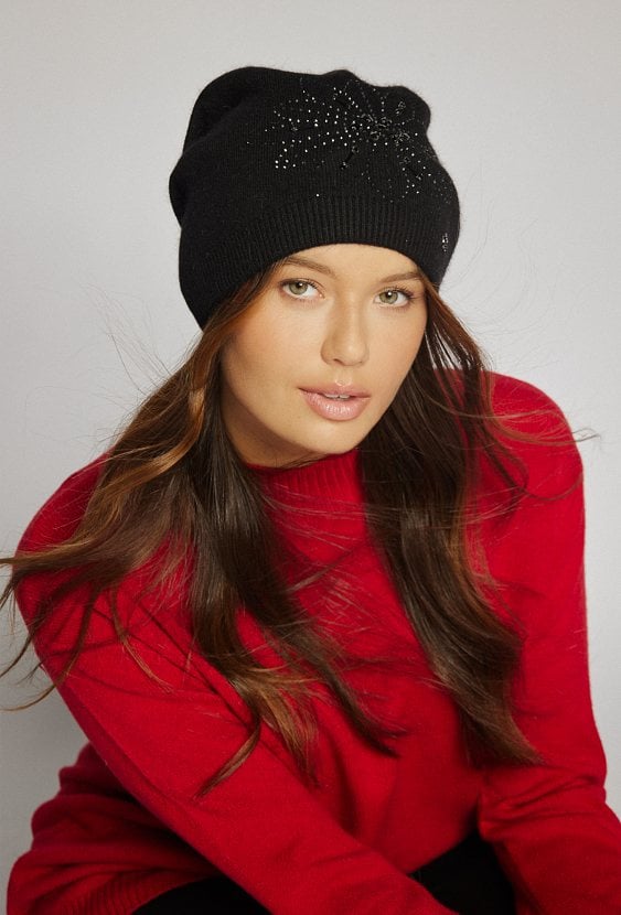 Czarna czapka damska