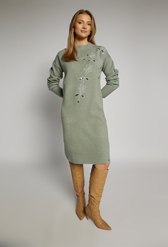 Sukienka z haftem i połyskiem