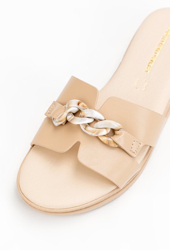 Beżowe klapki z klamrą AMBRA