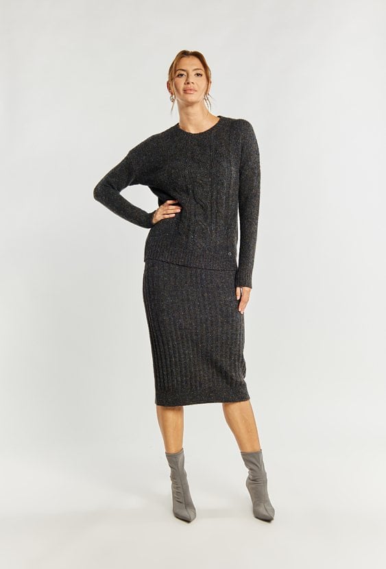 Sweter damski z delikatnym splotem