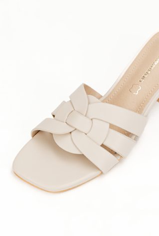 Klapki na niskim obcasie