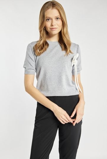 Sweter damski z agrafką