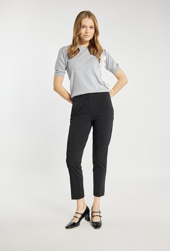 Sweter damski z agrafką