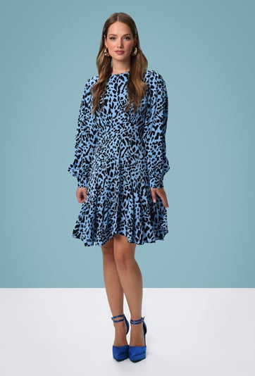 Krótka sukienka w niebieską panterkę