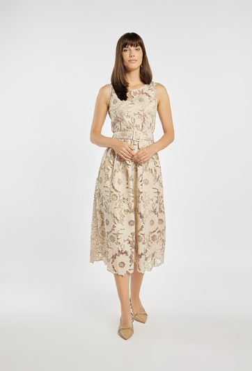 Elegancka sukienka z kwiatowym haftem