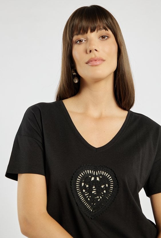 T-shirt z ażurowym sercem