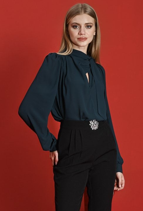 Zielona bluzka z szarfą