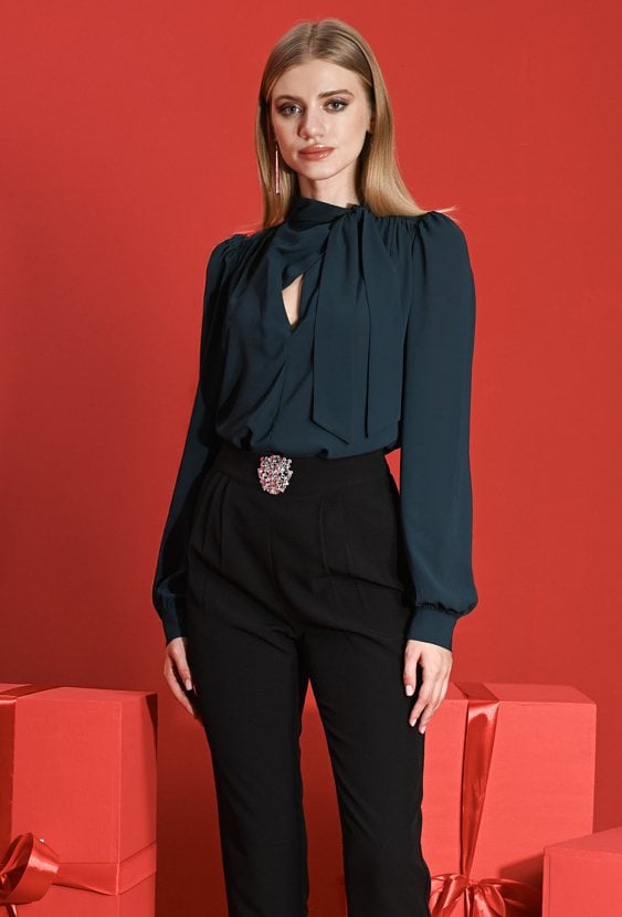 Zielona bluzka z szarfą