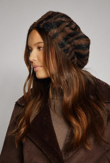 Beret z modnym zwierzęcym wzorem