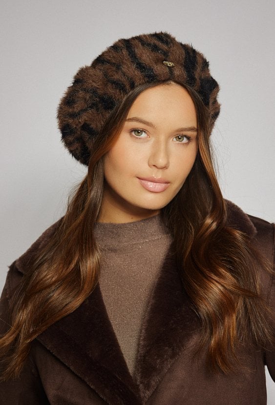 Beret z modnym zwierzęcym wzorem