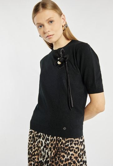 Sweter damski z agrafką