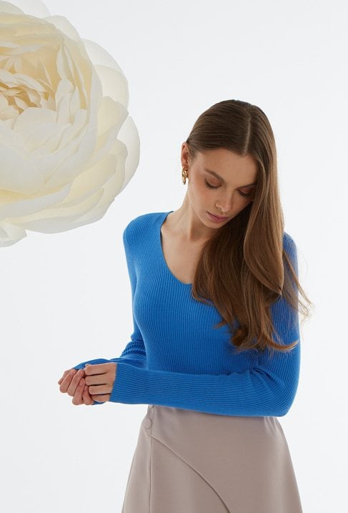 Niebieski sweter z dekoltem w serek