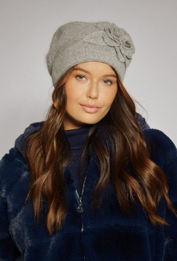 Czapka damska z kwiatem 3D