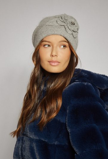 Czapka damska z kwiatem 3D