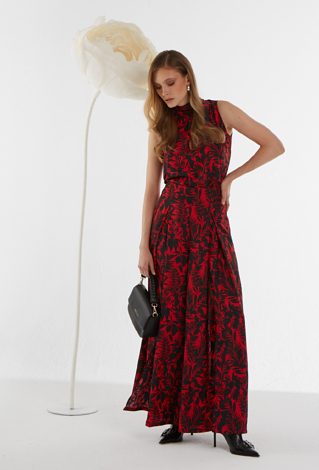 Szerokie spodnie z rozcięciem na nogawce