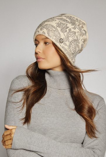 Czapka ozdobiona wzorem z dżetów