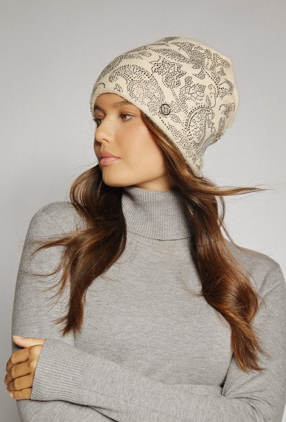 Czapka ozdobiona wzorem z dżetów