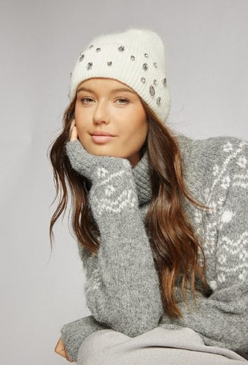 Czapka damska w jasnym kolorze