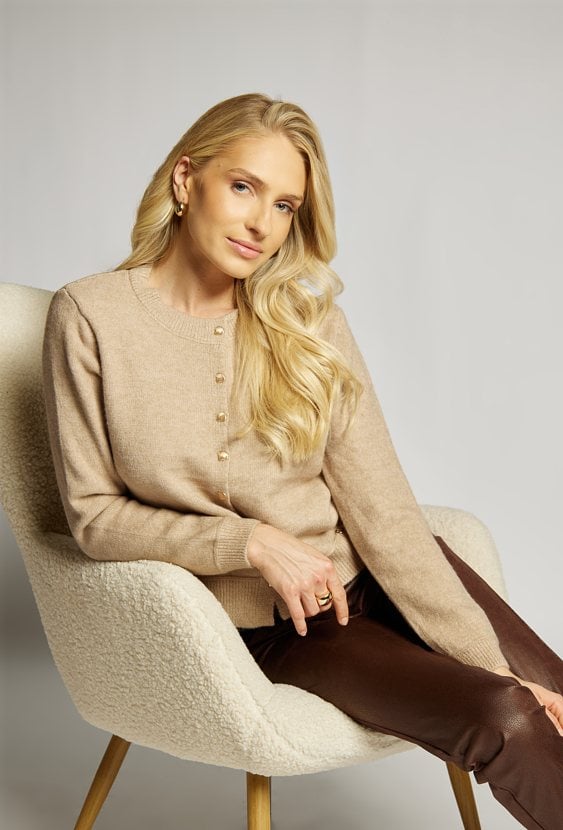 Sweter z ozdobnymi guzikami