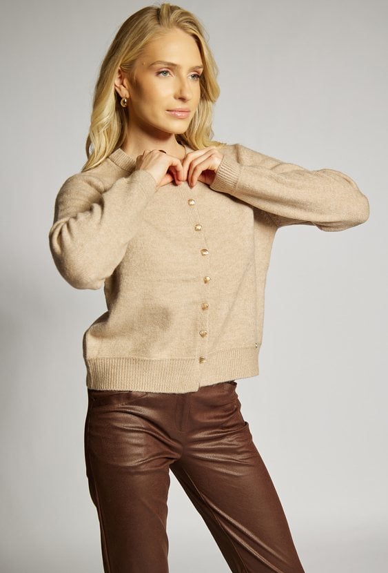 Sweter z ozdobnymi guzikami