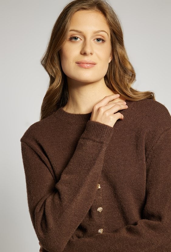 Sweter z ozdobnymi guzikami