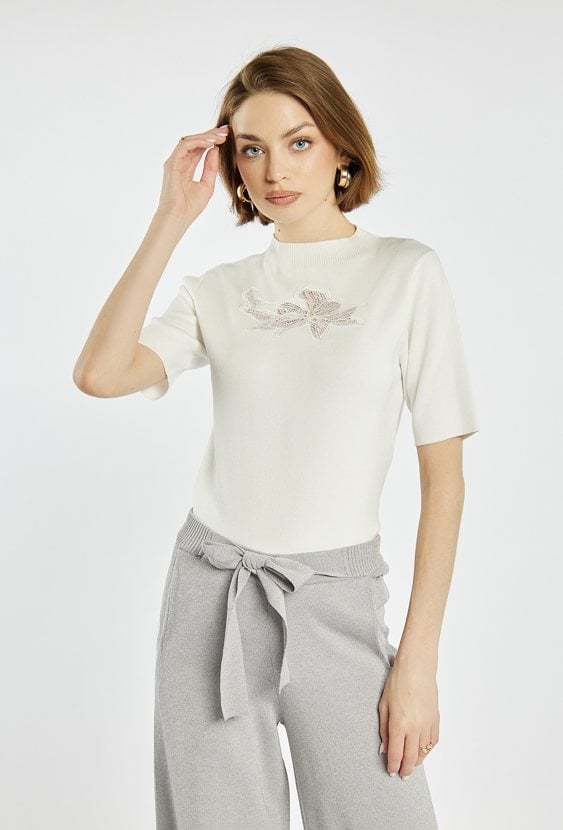 Elegancki sweter z haftem kwiatowym