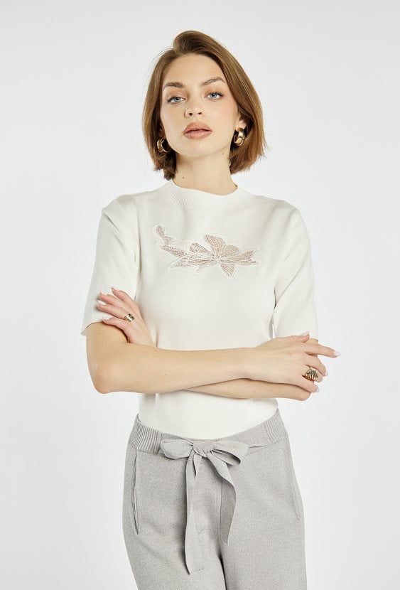 Elegancki sweter z haftem kwiatowym