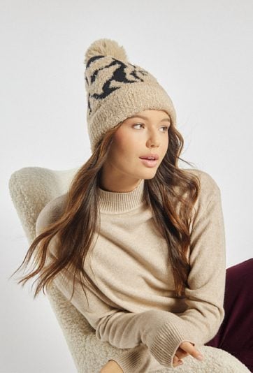 Czapka damska z pomponem