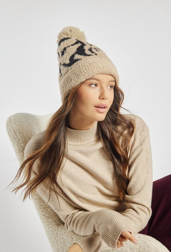 Czapka damska z pomponem