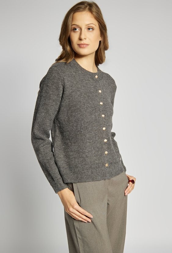 Sweter z ozdobnymi guzikami