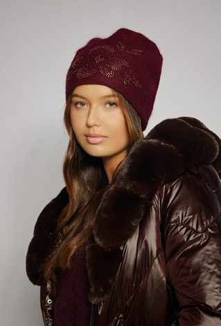 Czapka z kwiatowym wzorem