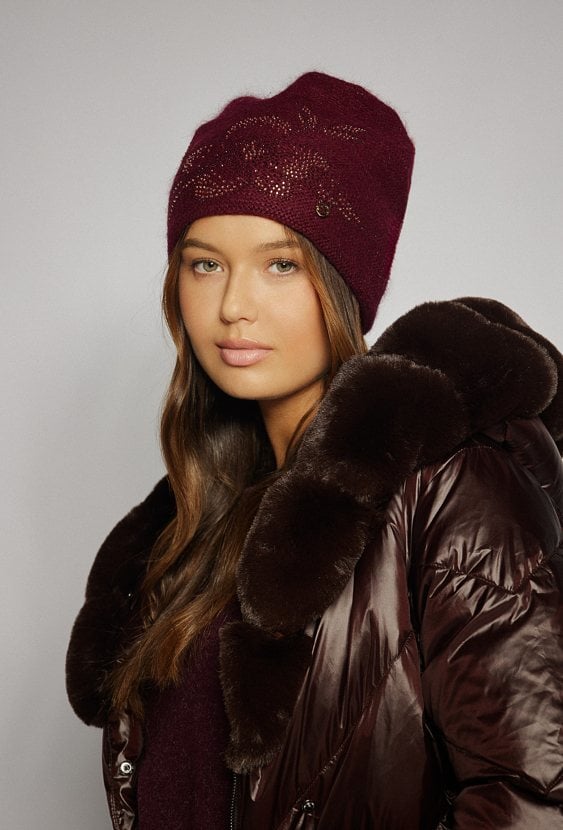 Czapka z kwiatowym wzorem