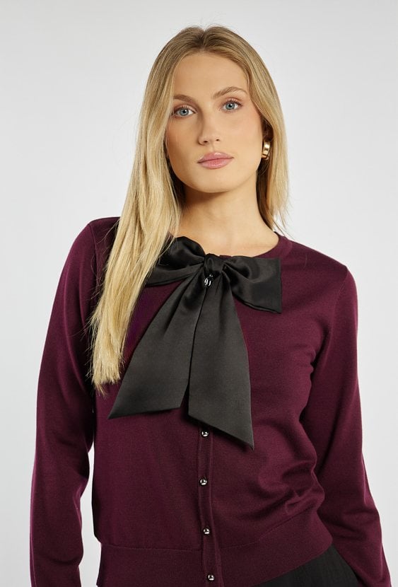 Sweter z ozdobną kokardą