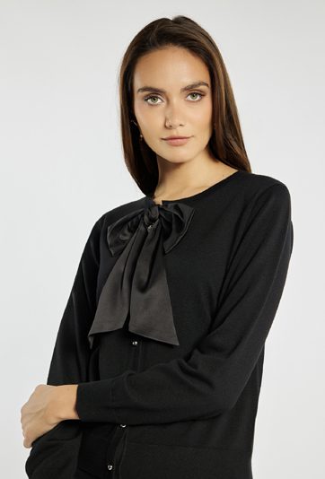 Sweter z ozdobną kokardą