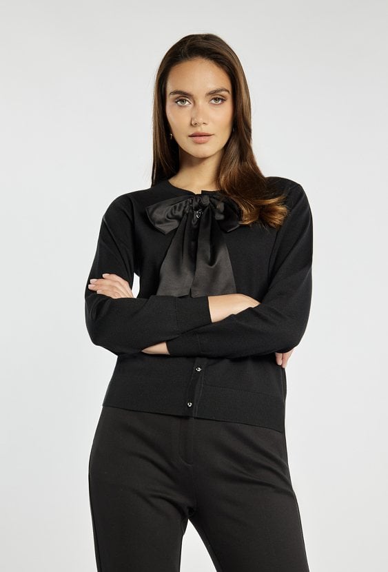 Sweter z ozdobną kokardą